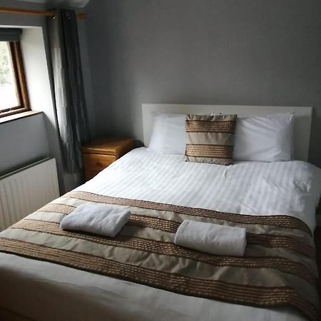 An File Economy Rooms Westport Exterior photo